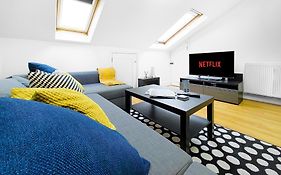 Charming London Home, Opp Arnos Grove Underground Station, Parking