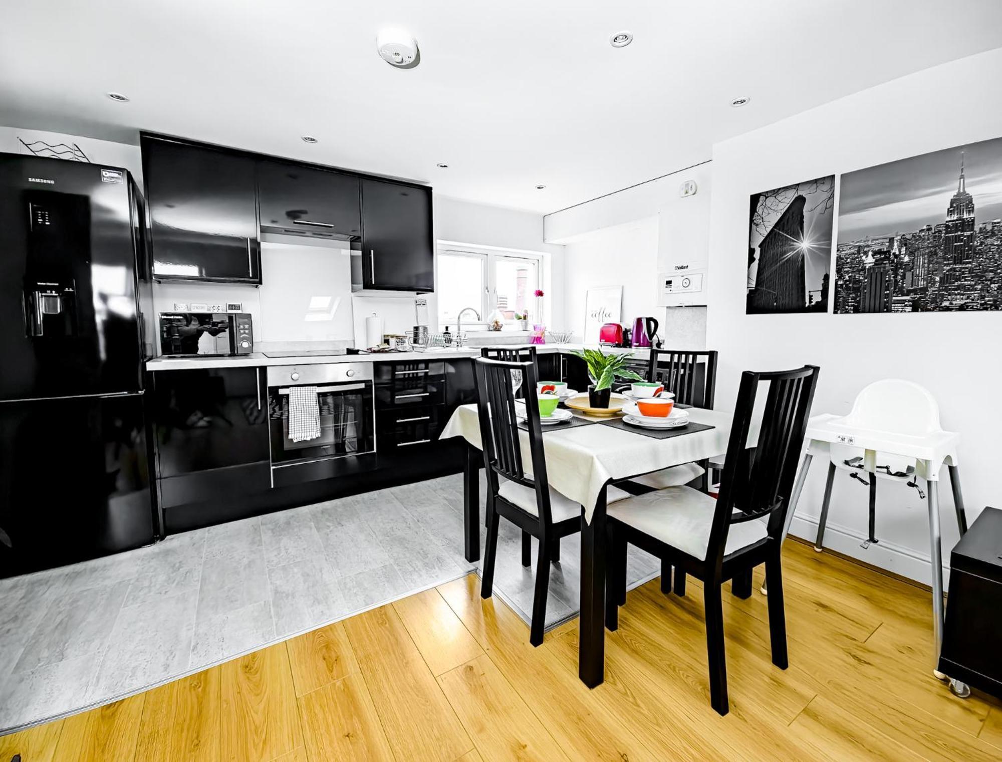 Charming London Home, Opp Arnos Grove Underground Station, Parking New Southgate Exterior photo